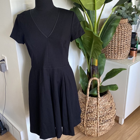 Banana Republic Black LBD Dress V-Neck Size 12 - Picture 6 of 9